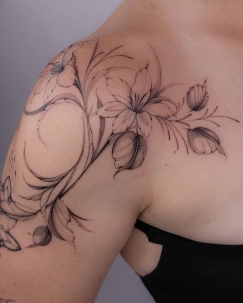 i flower you (@lasstattoo) • Fotos y videos de Instagram Front Shoulder Tattoos, Small Girly Tattoos, Wrap Tattoo, Free Hand Tattoo, Beautiful Flower Tattoos, Shoulder Arm Tattoos, Flower Tattoo Shoulder, Upper Arm Tattoos, Vine Tattoos