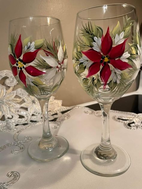 Wine Glass Christmas Painting, Christmas Painted Wine Glasses Diy, Holiday Painted Wine Glasses, Painting Wine Glasses Christmas, Christmas Painted Glasses, Christmas Wine Glasses Diy Painted, Wine Glass Painting Christmas, Christmas Wine Glass Painting, Christmas Glass Painting Ideas