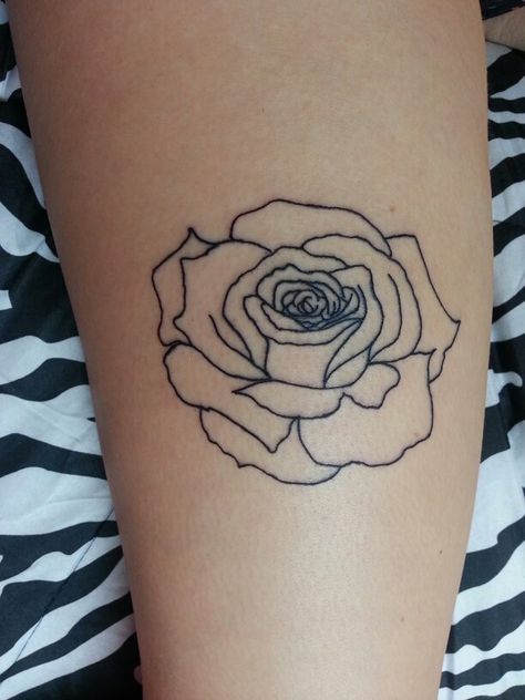 Shoulder Tattoo Minimalist, Outline Rose Tattoo, Rose Tattoo Shoulder, Tattoo On Upper Arm, Rose Outline Tattoo, Rose Outline, Floral Tattoo Shoulder, Rose Shoulder Tattoo, Tattoo Shoulder