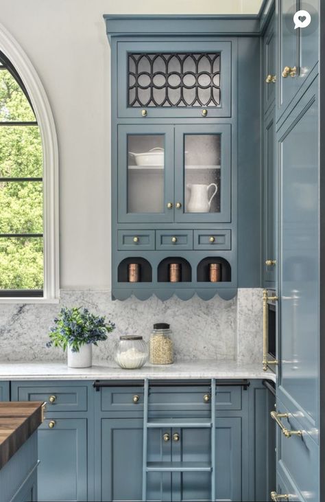 Plain English Kitchen, European Kitchen Design, Art Deco Kitchen, Classic Kitchen Design, European Kitchens, Blue Kitchen Cabinets, Wall Decor Kitchen, Victorian Kitchen, English Kitchens