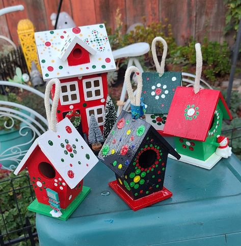 Christmas birdhouse ornaments #Christmascrafts #paintedbirdhouses Holiday Birdhouses, Christmas Birdhouse, Birdhouse Ornaments, Birdhouse Craft, Horizontal Fence, Bird Houses Painted, Birdhouse Designs, Christmas Bird, Christmas Ornament Crafts