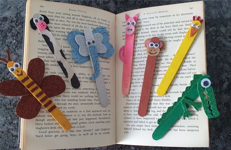 Have 5 minutes to do craft with your child? Why not make these cute animal book marks out of ice cream sticks and paper waste? Book Marks For Kids, Stick Bookmarks, Diy Ice Cream Stick, Ice Cream Stick Craft, Candy Cane Crafts, Bookmarks Diy, School Decoration, Diy Ice Cream, Bookmark Craft