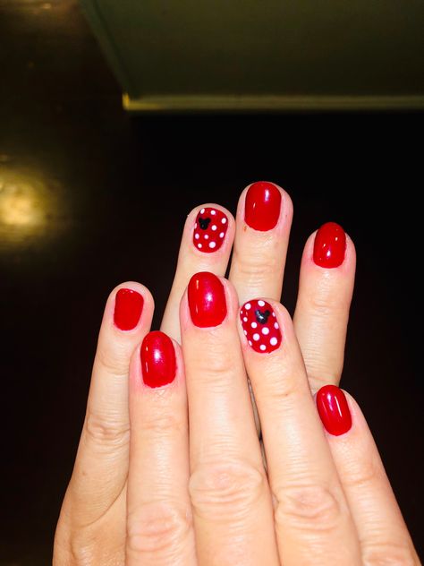 Simple Disney Nails Short, Disney Gel Nails, Polka Dot Nail Art Designs, Simple Disney Nails, Disney World Nails, Disney Themed Nails, Dot Nail Art Designs, Disney Christmas Nails, Disneyland Nails