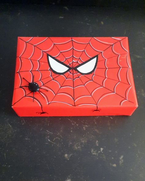 Spiderman Wrapping Ideas, Christmas Present Wrap, Halloween Care Packages, Spiderman Gifts, Handmade Gifts For Boyfriend, Spiderman Theme, Handmade Gifts For Friends, Personalised Gifts Diy, Bf Gifts