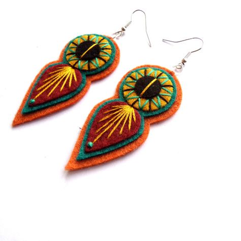 INDIE EARRINGS - Felt and hand embroidery Indie Earrings, Felt Jewellery, Felt Earrings, Wool Crafts Diy, Embroidery Felt, Felted Earrings, Felt Necklace, Felt Embroidery, Fabric Earrings