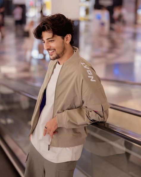 Darshan Raval Photoshoot, Darshan Raval Aesthetic, Green Pakistani Bridal Dress, Darshan Rawal, Indian Outfits Modern, Indian Singers, Army Wallpapers, Calming Images, Indian Army Wallpapers