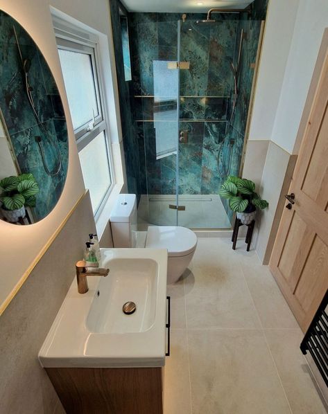 compact chic solutions 19 Narrow Shower Room, Small Narrow Bathroom Ideas, Showers For Small Bathrooms, Small Narrow Bathroom, Walk In Shower Ideas, Small Bathroom With Shower, Modern Fixtures, Walk In Showers, Narrow Bathroom