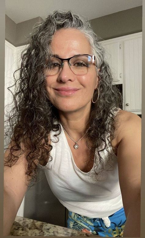 Old Woman Selfie, Older Woman Curly Hair, Old Lady Pics, Silver Haired Beauties, Middle Aged Woman, Women Looking For Men, Spanish Woman, Middle Aged Women, Inspiring Women