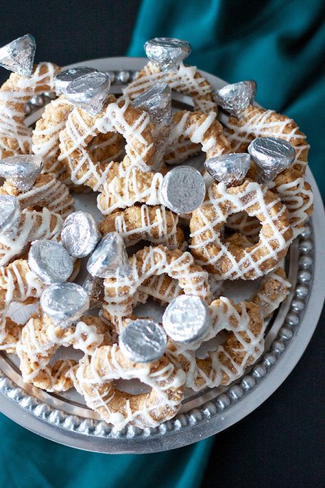 Engagement Ring Rice Krispies. Super cute for an engagement party! Engagement Rice Krispie Treats, Engagement Themed Desserts, Desserts For Engagement Party, Engagement Party Desserts Ideas, Engagement Party Treats, Engagement Treats, Engagement Party Sweets, Engagement Desserts, Engagement Party Dessert