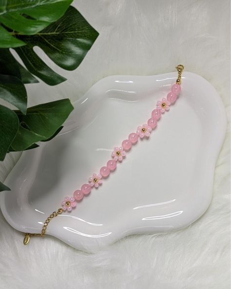 Cute Beaded Bracelets, Diy Bracelets With String, Pink Beaded Bracelets, Blossom Bracelet, Homemade Bracelets, Shade Of Pink, Diy Jewelry Tutorials, Diy Jewelry Unique, Aesthetic Minimalist