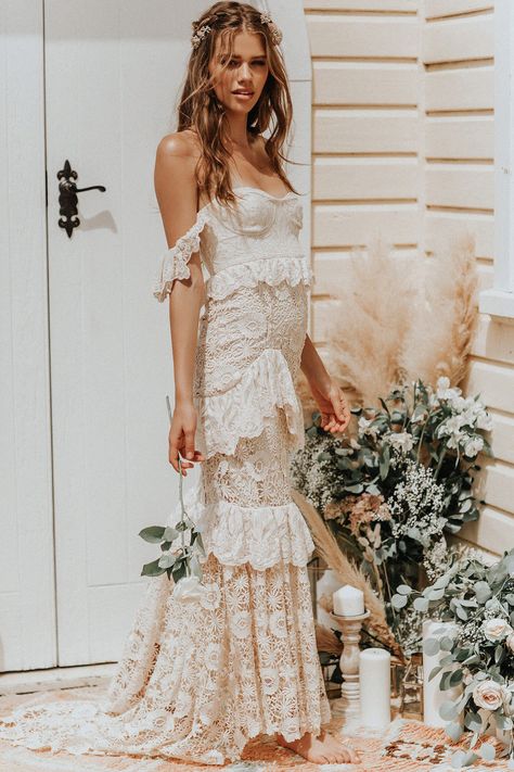 The most romantic boho wedding dresses every bride will want Boho Wedding Dress Designers, Wedding Dresses Near Me, Wedding Dresses Hippie, Look Boho Chic, Chic Wedding Dresses, Bohemian Style Wedding, Boho Styl, Wedding Dress Store, Gaun Fashion