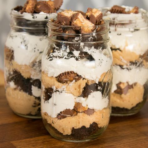 Seriously you guys, cakes in jars are the best. So how do you take the best and make it even better? You add a... Mason Jar Desserts Recipes, Snickers Torte, Cheesecake Jars, Mason Jar Cakes, Caramel Cake Recipe, Snickers Cheesecake, Chocolate Oreo Cake, Mason Jar Desserts, Cooking Panda