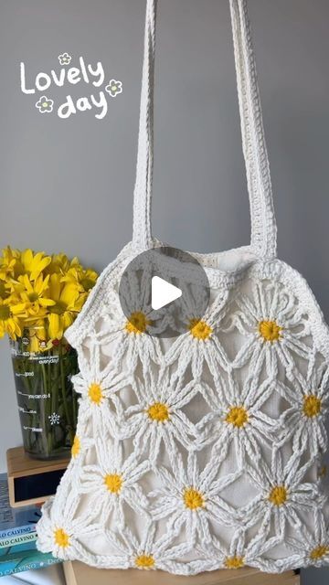 giZZdesign on Instagram: "🌼Your lovely crochet daisy bags all perfectly finished by hand-knit including handle. Inner side sewed by hand, as well. 🌎Natural, non-chemical, vegan, re-cyclable materials used in order to save our unique planet. 🧶Made of high quality %100 local Turkish cotton yarns. #daisy #handmade #knitting #cotton" Crochet Daisy Bag, Breezy Days Daisy Bag, Crochet Daisy Chain, Crochet Daisy Purse Pattern, Daisy Square Bag Crochet, Crazy Daisy Crochet Bag, Daisy Bags, Crochet Bag Pattern Free, Crochet Daisy