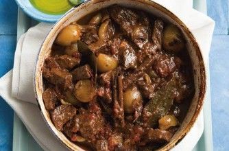 Beef stifado Greek Beef Recipes, Stifado Recipe, Diced Beef Recipes, Beef Stifado, Greek Beef, Greek Meat, Ground Beef Breakfast, Beef Stews, Cypriot Food