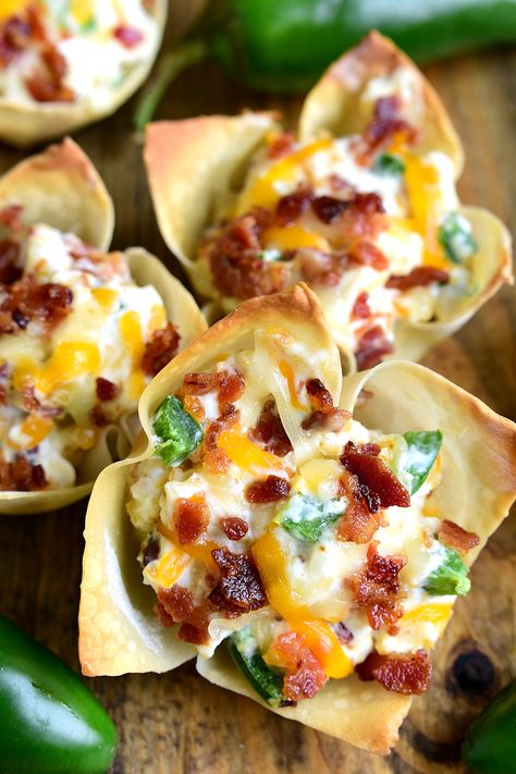 Jalapeno Wonton Poppers, Wonton Cups, Bowl Party Food, Wonton Recipes, Superbowl Party Food, Easy Snack Recipes, Snacks Für Party, Jalapeno Poppers, Easy Appetizer Recipes