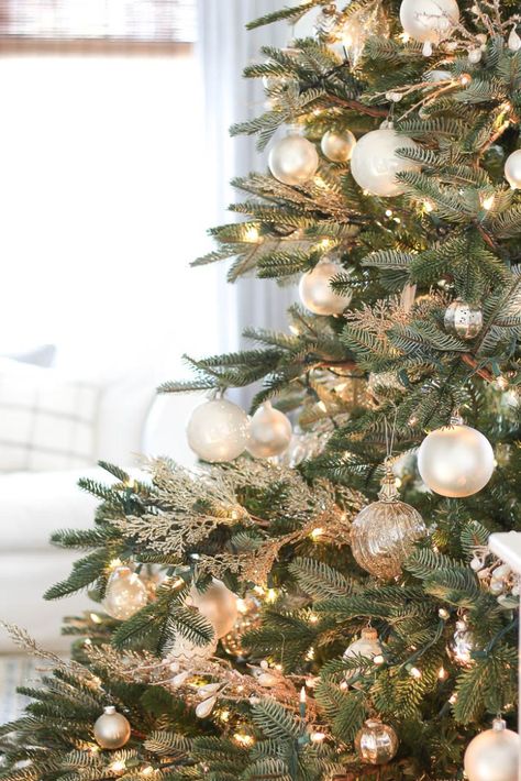 Christmas Tree Inspo, Christmas Tree Decorating Themes, Christmas Series, Christmas Tree Inspiration, White Christmas Trees, Christmas Inspo, White Christmas Tree, Noel Christmas, Christmas Tree Themes