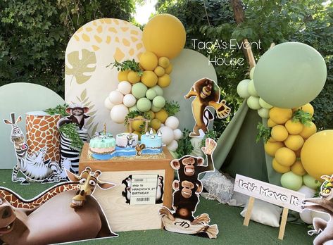 Madagascar 1st Birthday Party, Madagascar Theme Party, Madagascar Party Decorations, Madagascar Birthday Party, Madagascar Party, Safari Theme Birthday Party, Movie Party Favors, Birthday Flowers Bouquet, Baby Birthday Decorations