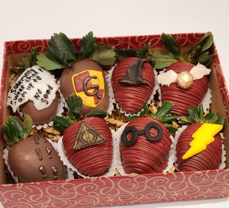 Harry Potter Chocolate Covered Strawberries, Harry Potter Strawberries, Harry Potter Chocolate Strawberries, Sweets Business, Harry Potter Treats, Harry Potter Snacks, Cover Harry Potter, Strawberry Recipe, Chocolate Covered Strawberry Recipe