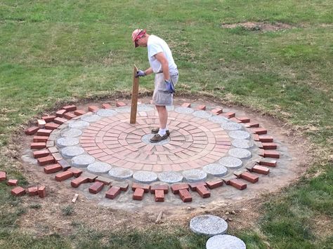 Diy Round Patio, Pebble Landscaping, Courtyard Landscaping, Garden Centerpiece, Fire Pit Landscaping, Backyard Plan, Back Garden Design, Backyard Entertaining, Backyard Paradise