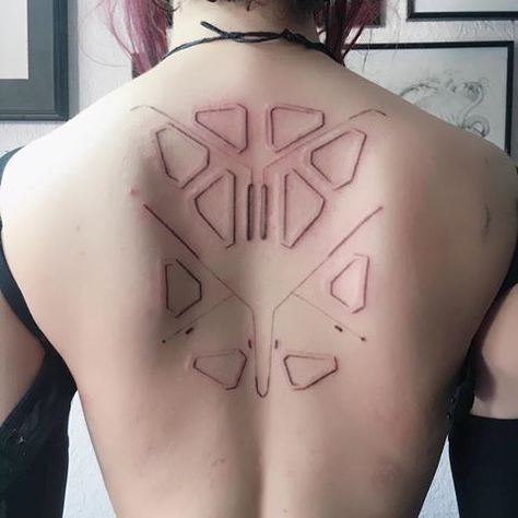 Robot Back Tattoo, Cyberpunk Spine Implant, Avante Garde Tattoo, Robot Spine Tattoo, Powerline Back Tattoo, Cybernetic Tattoo Design, Cyberpunk Tattoo Back, Cyberpunk Spine Tattoo, Cyberpunk Body Modification