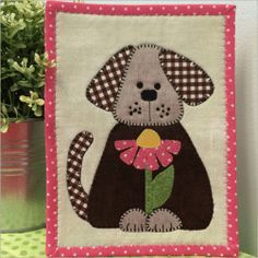 Daisy Doggie Mug Rug Patchwork Projects, Quilting Digest, Mug Rug Patterns, Cottage Quilt, Quilted Potholders, Sweet Dog, Rug Patterns, Dog Quilts, Fabric Postcards