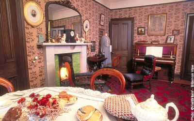 #MalmaisonGiveaway Tenement House Glasgow Tenement Flat, Victorian Drawing Room, White Bedspreads, Parlor Room, Drawing Room Interior, Scottish Homes, Victorian Parlor, Block Of Flats, Four Rooms