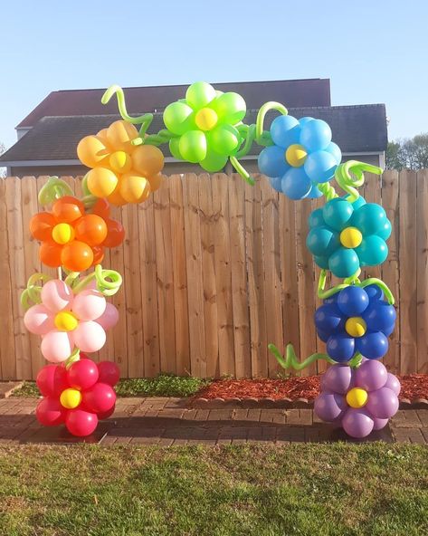 Balloon Garden Decorations, Easter Balloon Garland Ideas, Spring Balloons Decoration, Garden Theme Balloon Arch, Flower Theme Balloon Arch, Easter Arch, Flower Balloon Backdrop, Spring Fling Decorations, Spring Fling Birthday Party