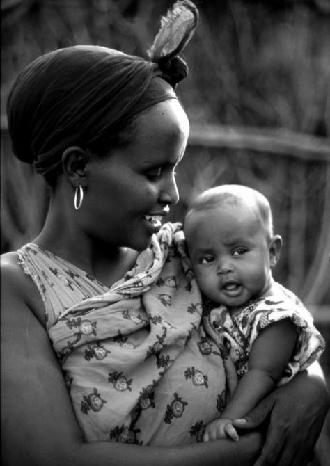 Hoyoo macaan! (sweet mother) in Somalia. Black Motherhood, Out Of Africa, Phone Wallpaper For Men, We Are The World, Children Images, My Shoes, African Culture, African Beauty, Mothers Love