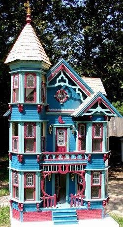 This incredible San Fran was built by built by Rebecca Brandywine, New York Times Best Selling Author, with some help from her hubby... Newport Dollhouse, Painted Lady Dollhouse, Victorian Dollhouse Interior, Building A Dollhouse, Tudor Dollhouse, Bjd Accessories, Dollhouse Rooms, Cardboard Dollhouse, Cardboard Cat House