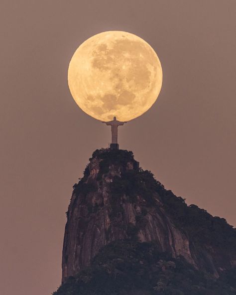 Photographer Captures Christ The Redeemer Holding The Moon | PetaPixel Christ The Redeemer Wallpaper, Bible Fanart, Holding The Moon, Nature God, Photographing The Moon, God Nature, Jesus Son, Moon God, Bible Wallpaper