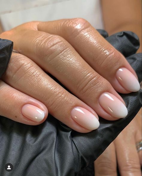 Gradient Pink Nails, Short Ombre Nails, Nails Pink And White, Nails Short Oval, Nails Press Ons, Short Ombre, Subtle Nails, Simple Gel Nails, French Acrylic Nails