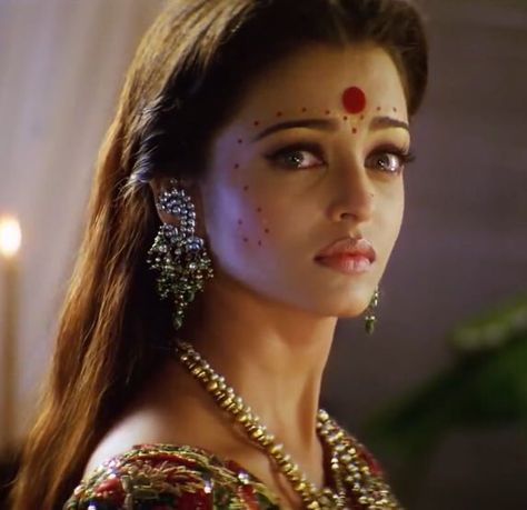 Devdas Movie, Aishwarya Rai Movies, Toxic Man, Aishwarya Rai Makeup, Retro Bollywood, Over Love, Aishwarya Rai Bachchan, Vintage Bollywood, Strong Female