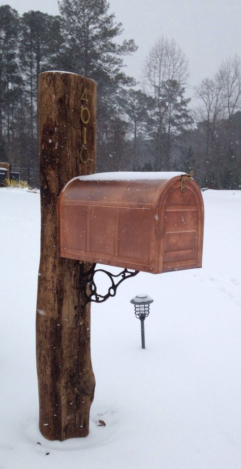 Mailbox Holder, Farmhouse Mailboxes, Country Mailbox, Ranch Entrance Ideas, Shed Homes Ideas, Rustic Mailboxes, Letter Box Design, Antique Mailbox, Rural Mailbox