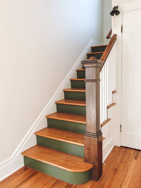 Decoration Cage Escalier, Painted Stair Risers, Stairs Renovation, Painted Benches, Painted Staircases, Stairs Makeover, Staircase Makeover, Painted Stairs, Diy Stairs