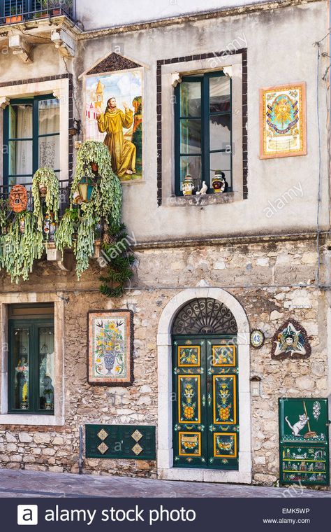 traditionally decorated wall of urban house, Taormina, Sicily. ITALT. Sicily House Interior Design, Sicily Interior Design, Sicily Italy House, Sicilian Interior, Sicilian House, Sicilian Home, Positano Theme, Sicilian Decor, Sicily House