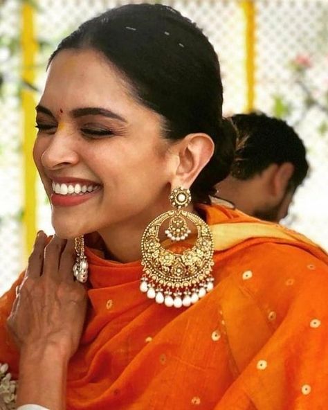 25+ Most Dazzling Chand baali Earring Designs you Can't Miss Saving! | ShaadiSaga Bride Head, Gold Earrings Indian, Indian Jewelry Earrings, Iconic Weddings, Bali Earrings, Chandbali Earrings, Indian Jewellery Design Earrings, Indian Jewellery Design, Bollywood Jewelry