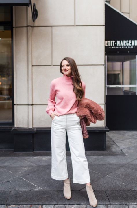 Cropped wide leg white jeans White Wide Leg Jeans Outfit, White Jeans Outfit Winter, White Wide Leg Jeans, Wide Leg Jeans Outfit, White Pants Outfit, Wide Leg Pants Outfit, Winter Pants Outfit, Jeans Outfit Winter, White Jeans Outfit