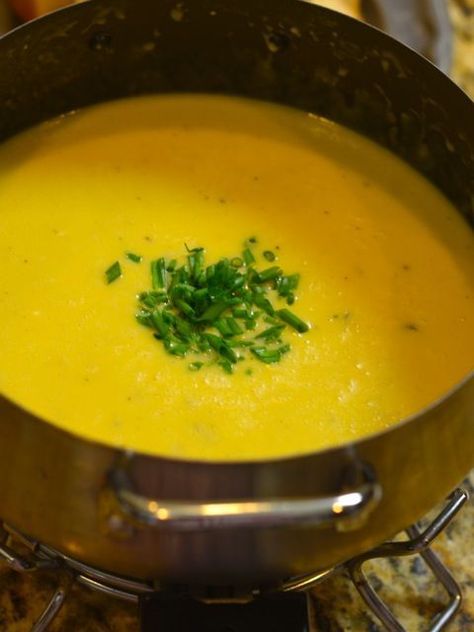 Fondue Sauces, Bouillon Recipe, Melting Pot Recipes, Swiss Fondue, Fondue Restaurant, Fondue Dinner, Fondue Recipes Cheese, The Melting Pot, Fondue Party