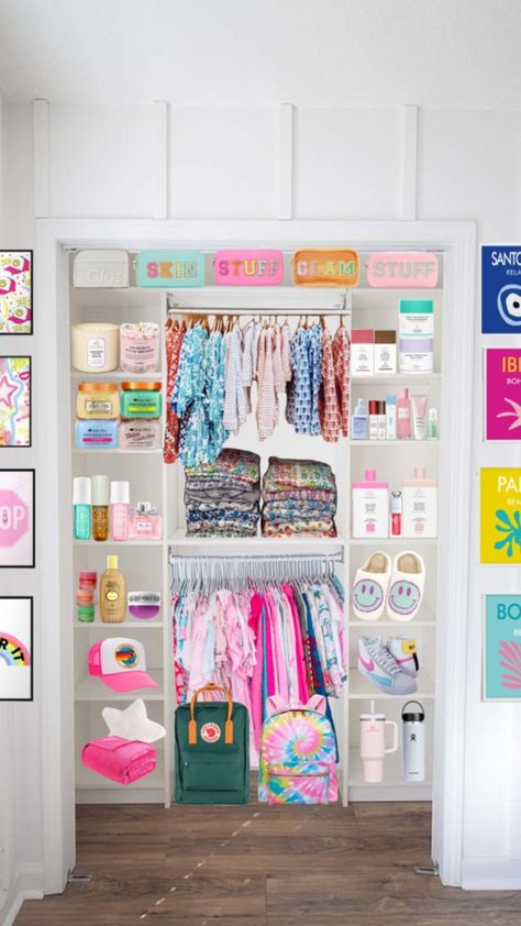 Preppy Closet Ideas, Preppy Closet Organization, Closet Preppy, Preppy Desk, Preppy Rooms, Girls Closet Organization, Preppy Pics, Desk Stuff, Aesthetic Bedrooms