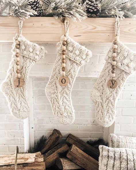 Natal boho: 15 inspirações para decorar a casa (Foto: Pinterest) Natal Natural, Boho Christmas Decor, Bohemian Christmas, Christmas Stockings Diy, Simple Christmas Decor, White Christmas Decor, Natural Christmas, Christmas Inspo, Boho Christmas