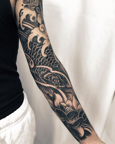 Traditional Japanese Tattoo Sleeve, Koi Tattoo Sleeve, Bodysuit Tattoos, Tato Flash, Tattoo Japanese Style, Black And White Tattoo, Dragon Sleeve Tattoos, Full Sleeve Tattoo Design, Koi Tattoo