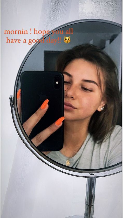 Small Mirror Poses, Small Mirror Selfie Aesthetic, Small Mirror Selfie Poses, Round Mirror Selfie, Small Mirror Selfie, Nails Mirror, Spiegel Selfie, Mirror Photography, Photobooth Pictures