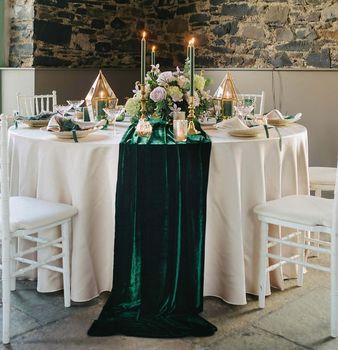 Velvet Table Runner, Vintage Reception, Green Wedding Decorations, Dark Green Wedding, Velvet Table, Green Table Runner, Green Themed Wedding, Tafel Decor, Emerald Green Weddings