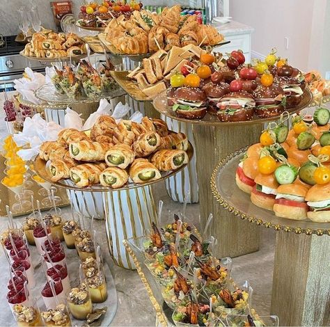 Canapes Table Display, Finger Food Display Ideas, Mesa Finger Food, Birthday Menu Ideas For Adults, Buffet Board, Barbeque Ideas, Wedding Buffet Food, Catering Food Displays, Wedding Food Stations