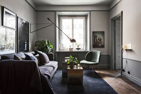 Stylish-Dark-and-Moody-Stockholm-Apartment-01 Living Room Ideas Gray, Room Ideas Gray, Small Space Living Room Ideas, Space Living Room Ideas, Grey Walls Living Room, Minimalist Living Room Decor, Gravity Home, Space Living Room, Small Apartment Living Room