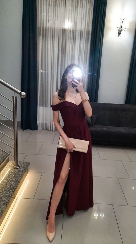 Bergandy Prom Dress, Formal Maroon Dress, Bridesmaid Maroon Dress, Maroon Formal Dress Long, Dark Colour Dresses, Maroon Long Dress Formal, Burgundy Dress Jewelry Ideas, Dark Burgundy Prom Dress, Bridesmaid Dress Maroon