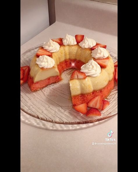 Strawberry Flan Recipe, Fresa Flan Cake, Strawberry Flan Cake, Strawberry Flan Cake Recipe, Flan Cakes, Strawberry Flan, Sweet Munchies, Flan Recipes, Choco Flan