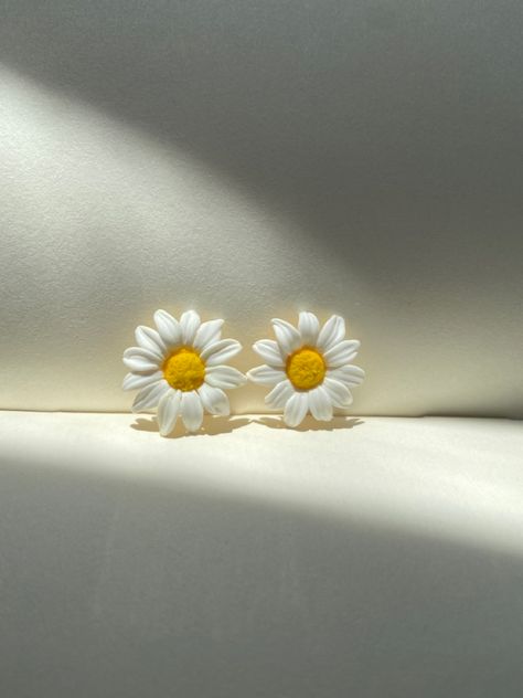 Hand crafted polymer clay daisy earrings for spring and summer! Aesthetic Flower Earrings, Daisy Polymer Clay, Clay Daisy Earrings, Polymer Clay Daisy Earrings, Daisy Clay Earrings, Clay Daisy, Earrings For Spring, Clay Studs, Girls Things