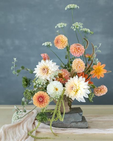 A table flower arrangement with fall garden flowers - cream & peach & orange Dahlias, white Lace flowers, green Amaranthus. Orange Dahlia Arrangement, Dahlia Tablescape, Amaranthus Arrangement, Fall Garden Flowers, Green Amaranthus, Peach Dahlia, Dahlia Centerpiece, Orange Dahlias, Addison Grove