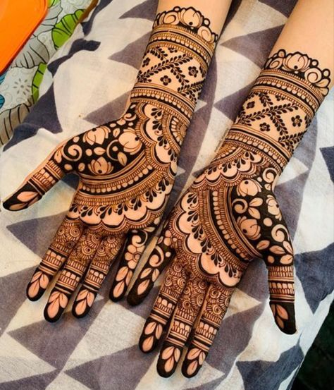 Mehendi Designs For Hands Fancy, Engagement Mehendi Minimal, Mehendi Designs For Hands Front And Back, Bridal Half Hand Mehndi Designs, Simple Engagement Mehndi Designs Unique, Latest Mehndi Designs For Engagement, Semi Bridal Mehendi Design Back Hand, Karwachauth Mehndi Designs Latest Simple, Non Bridal Mehendi Designs